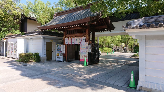 湊川神社の駐車場入り口