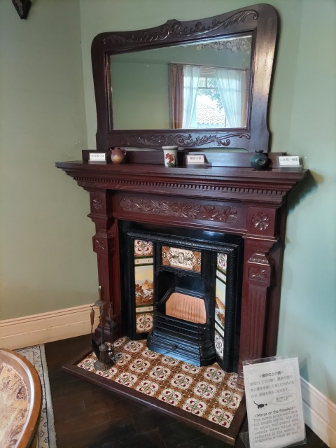 萌黄の館の１階にある暖炉とその上にある鏡
