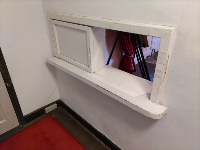 台所を出てすぐの廊下にある小窓