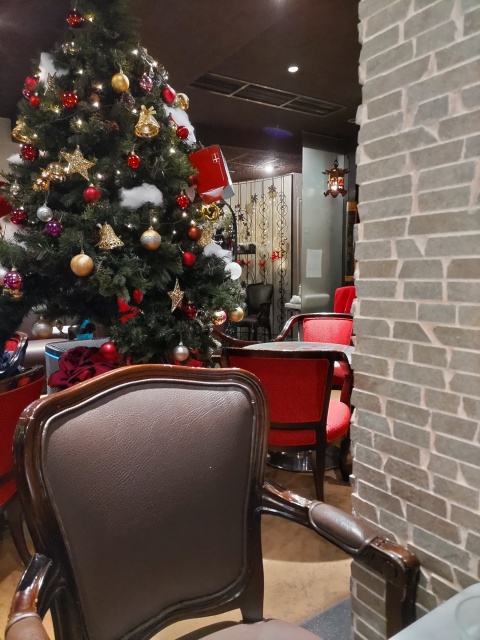 観音屋の角の席からみた店内の様子。すぐ右側には壁があり、目の前にはクリスマスツリーが飾られていた