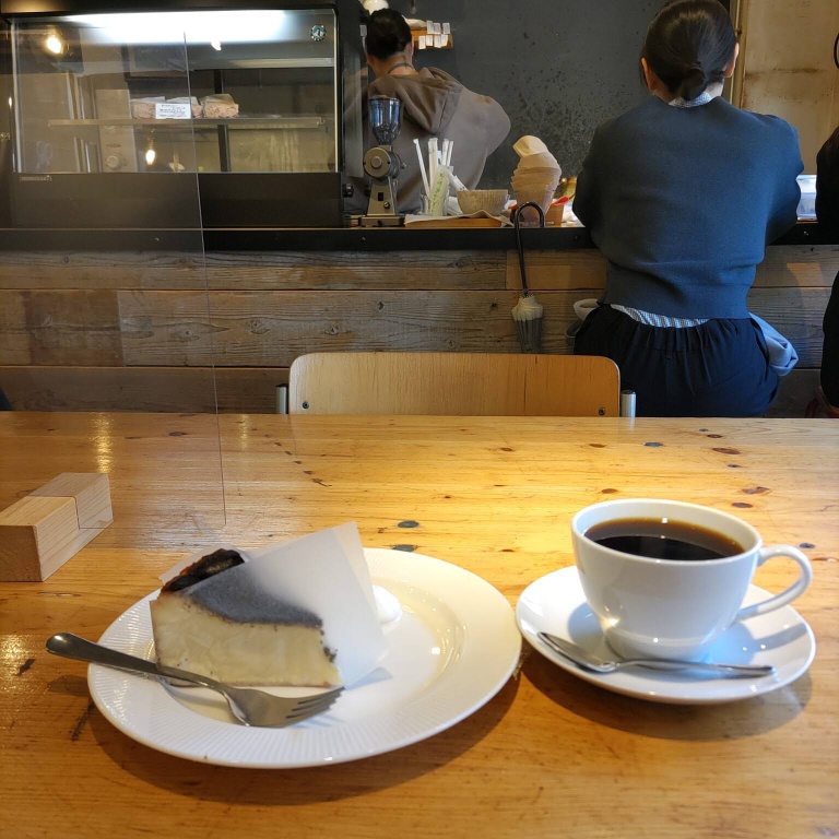 ル・シミキのバスクチーズケーキとホットコーヒー