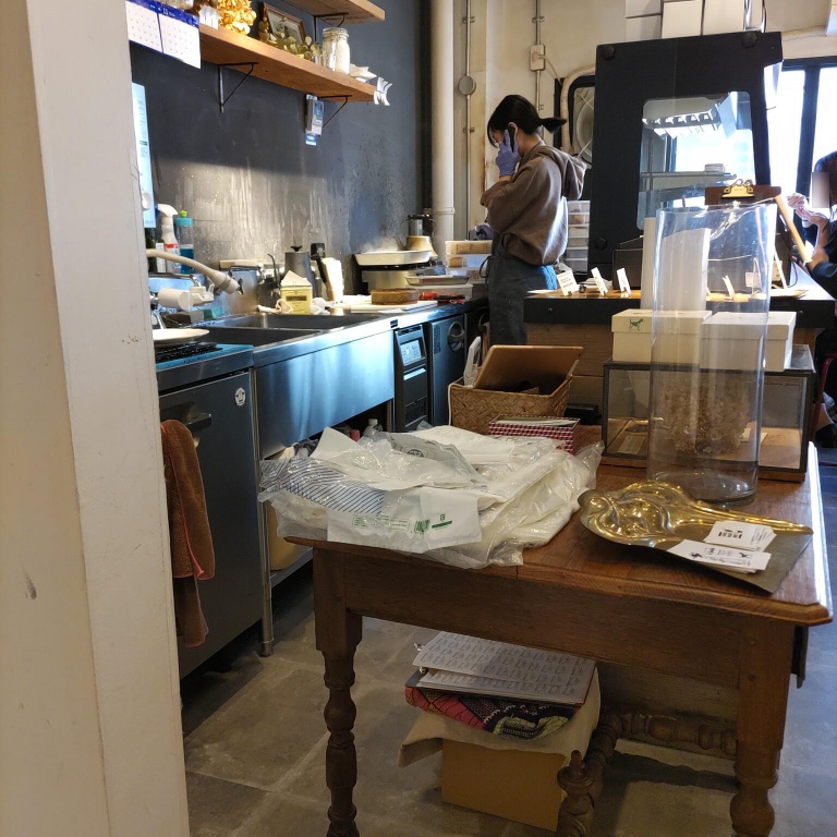 ル・シミキの店内。厨房とカウンター席を真横から見た風景