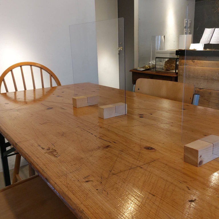 ル・シミキの６人掛けのテーブル