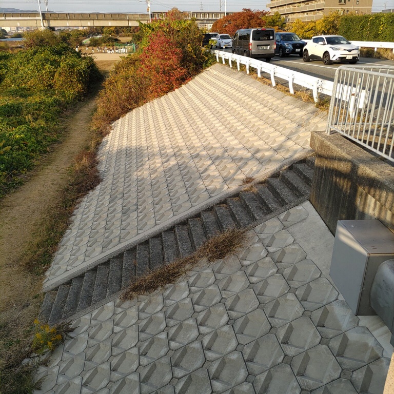 武庫川河川敷へ下りる階段
