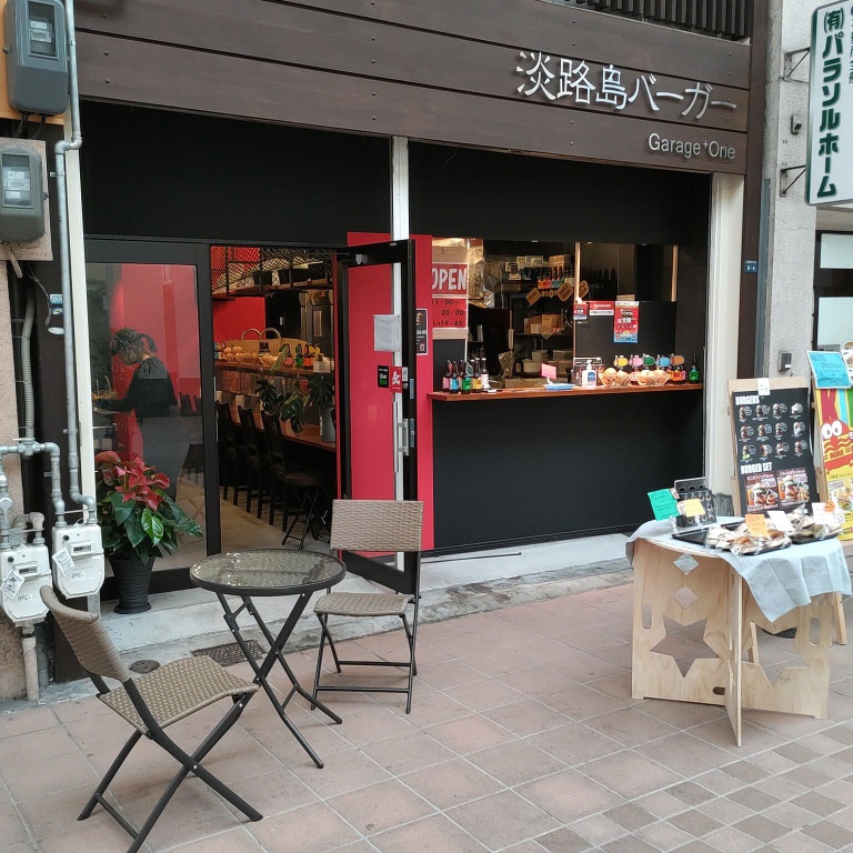 神戸元町商店街の淡路島バーガーの店舗前