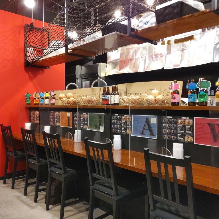 淡路島バーガーの店内の様子。赤黒で統一されている感じでオシャレ。