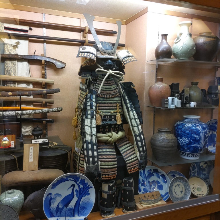 貝つぼ焼き大谷の店内には甲冑などの骨董品が飾られています