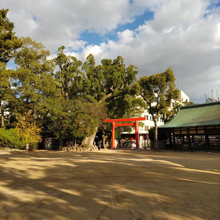 長田神社の境内。東側にある朱鳥居と神戸市の天然記念物に指定されている楠