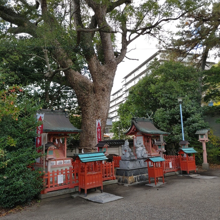 長田神社拝殿の西側にある蛭子社と出雲大社