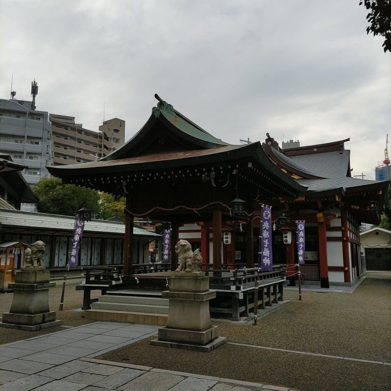 柳原蛭子神社を元々あった参道の方角から撮影。手前に神楽殿、その奥に御社殿。
