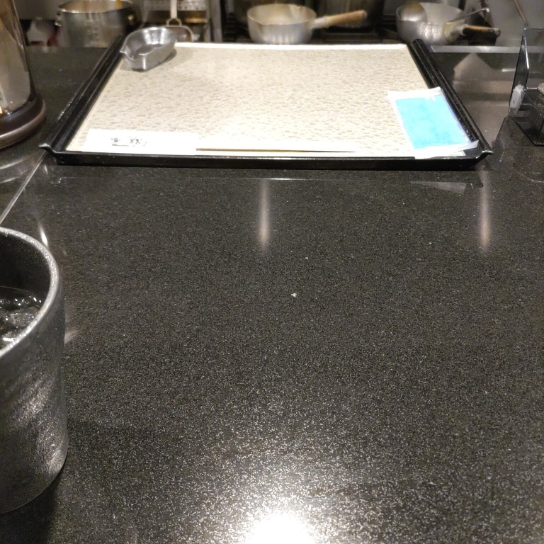 鶏soba座銀神戸本店のメタリックなテーブル。