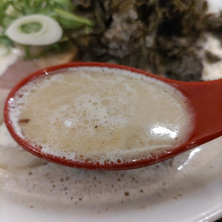 麺道しゅはり六甲道店の鶏白湯ラーメンのスープをレンゲで掬った