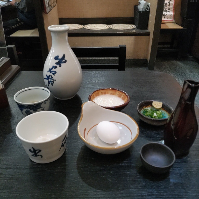 出汁、とろろ、玉子、日本酒が運ばれてきた。