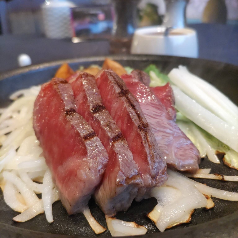 神戸牛ロースステーキ１４０グラムをアップで撮影
