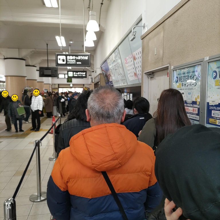 兵庫駅の券売機で切符を買うための行列