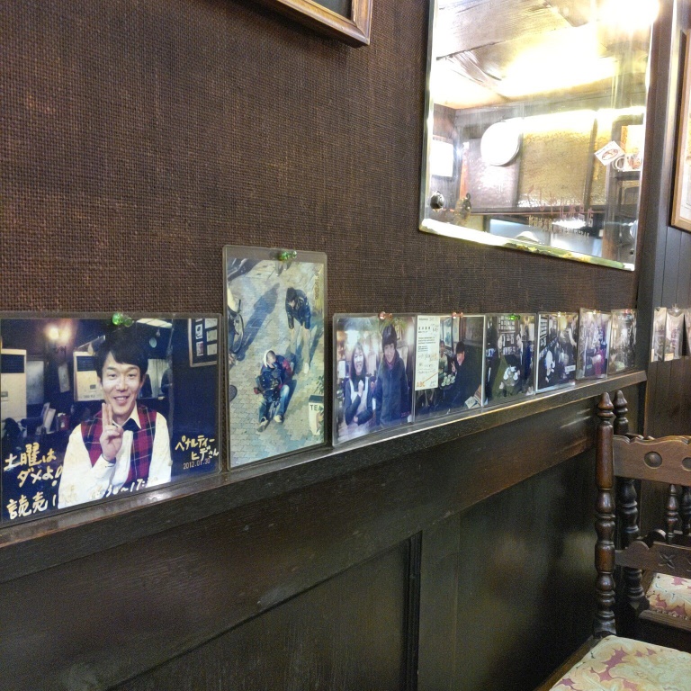 エデンの壁にはたくさんの写真が貼られている。