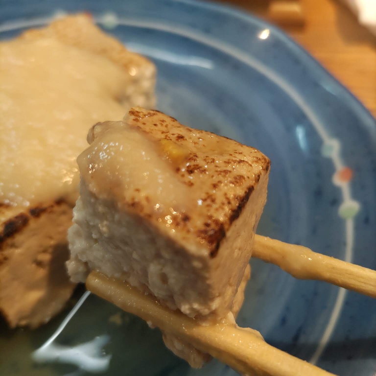 豆腐のおでんを箸で挟んだ