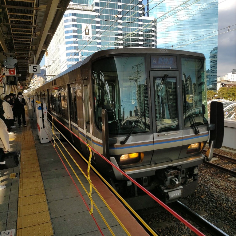 ＪＲ神戸駅のプラットフォームに到着した新快速