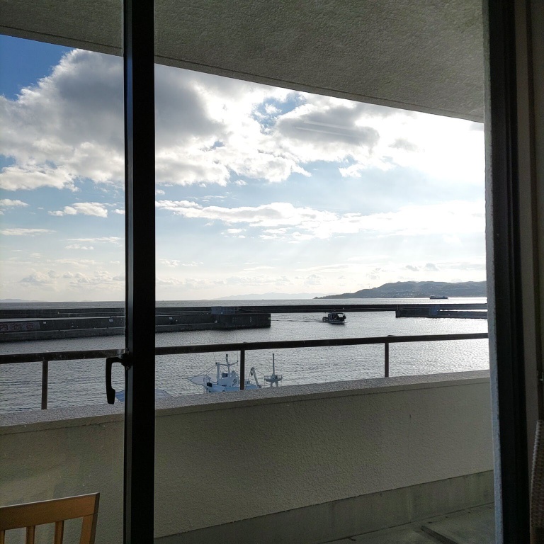 垂水漁港食堂の窓から見える明石海峡の景色