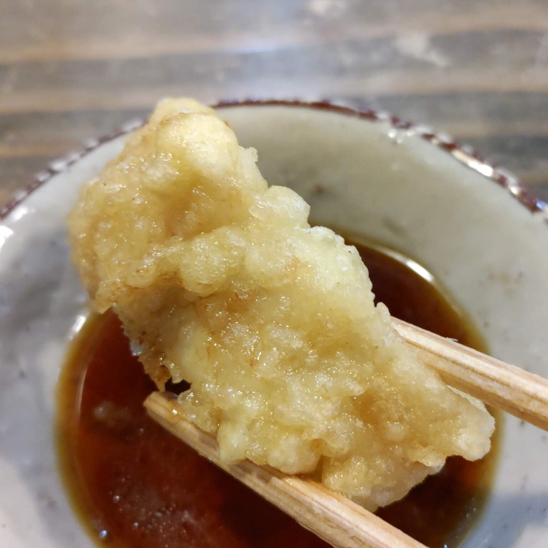 穴子の天ぷらを出汁に浸して食べる直前