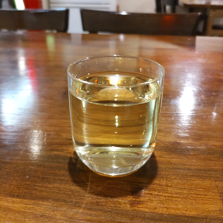 グラスに入った日本酒