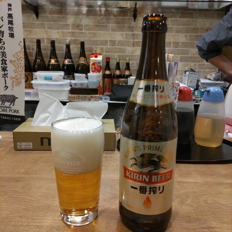 キリン一番搾りの瓶ビールとビールを注いだグラス