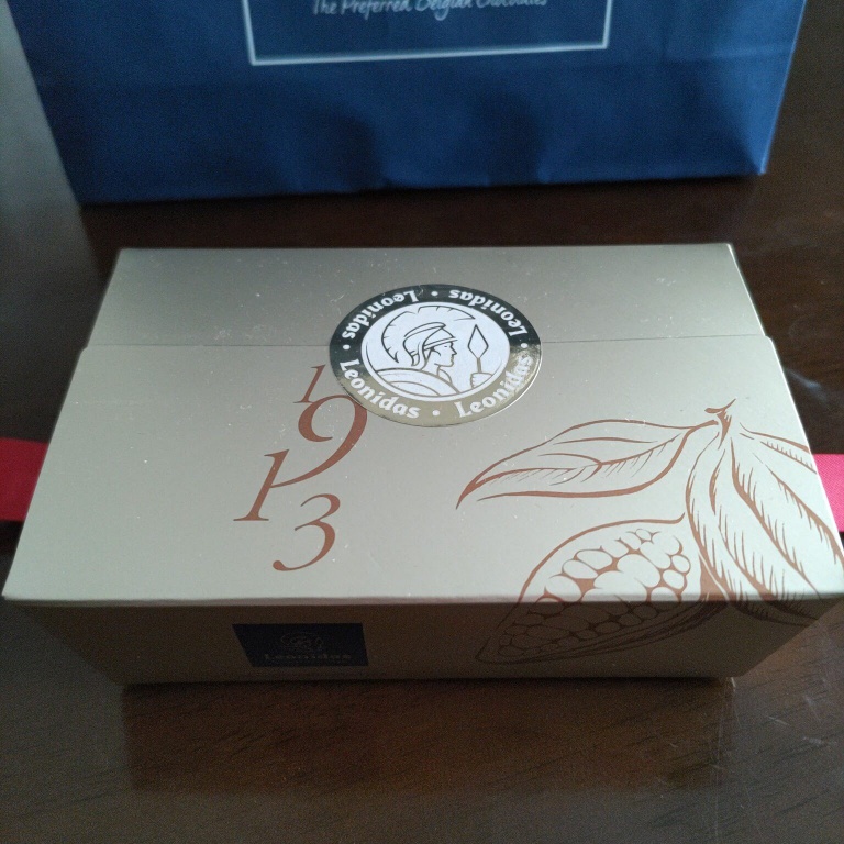 レオニダスの金色のパッケージ。１９１３という数字とレオニダスのロコマークシールで箱に封が掛かっている。