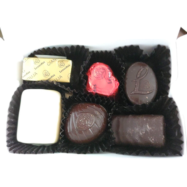箱の中には６個のチョコレートが入っていました