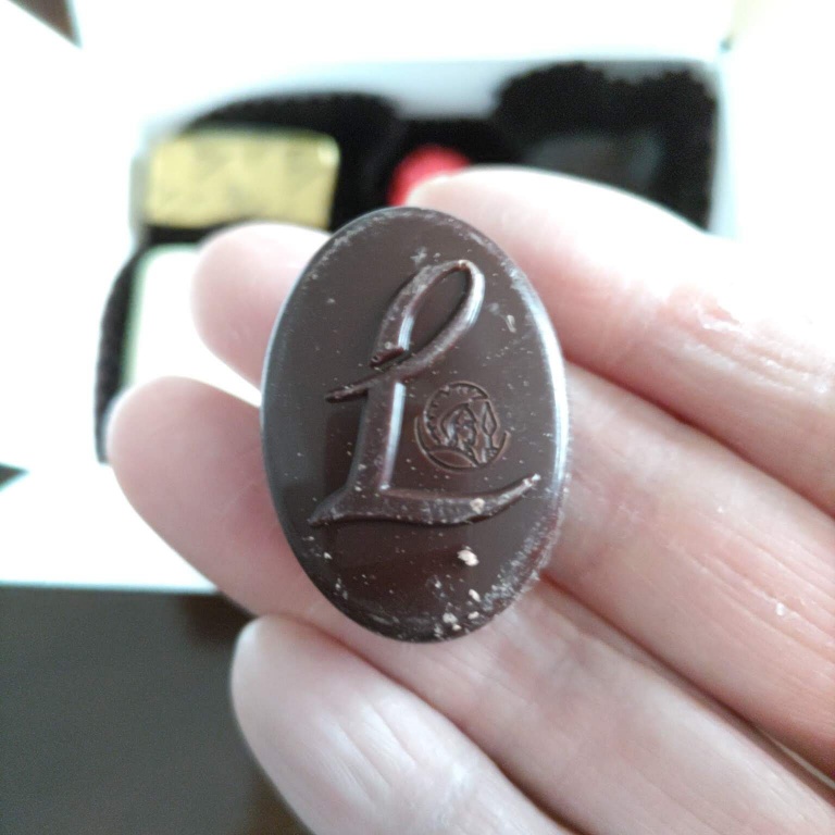 Ｌの文字を浮き彫りにしたレオニダスチョコレート