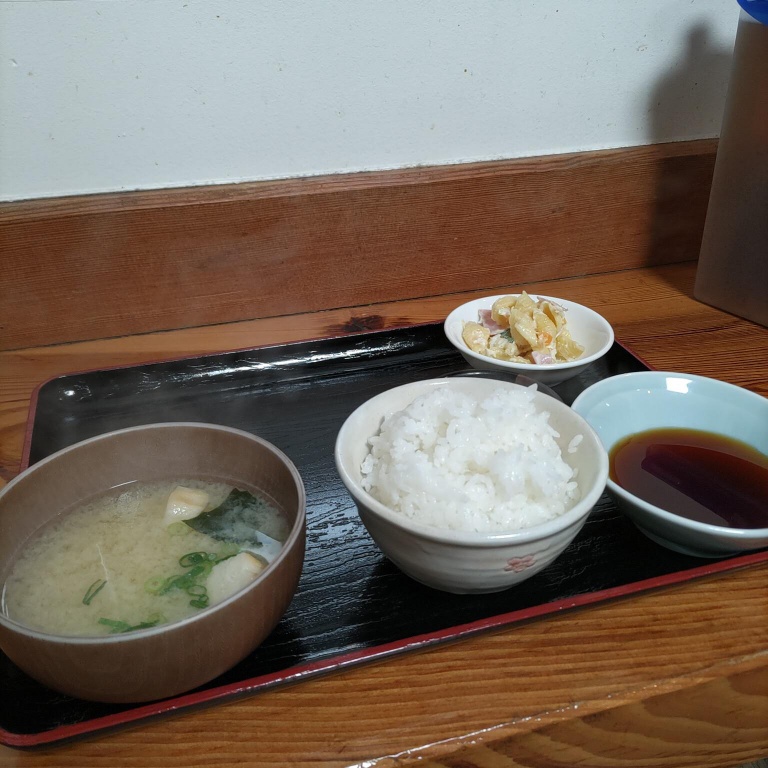 ご飯、みそ汁、天ぷらだしがお盆に乗って出てきた。