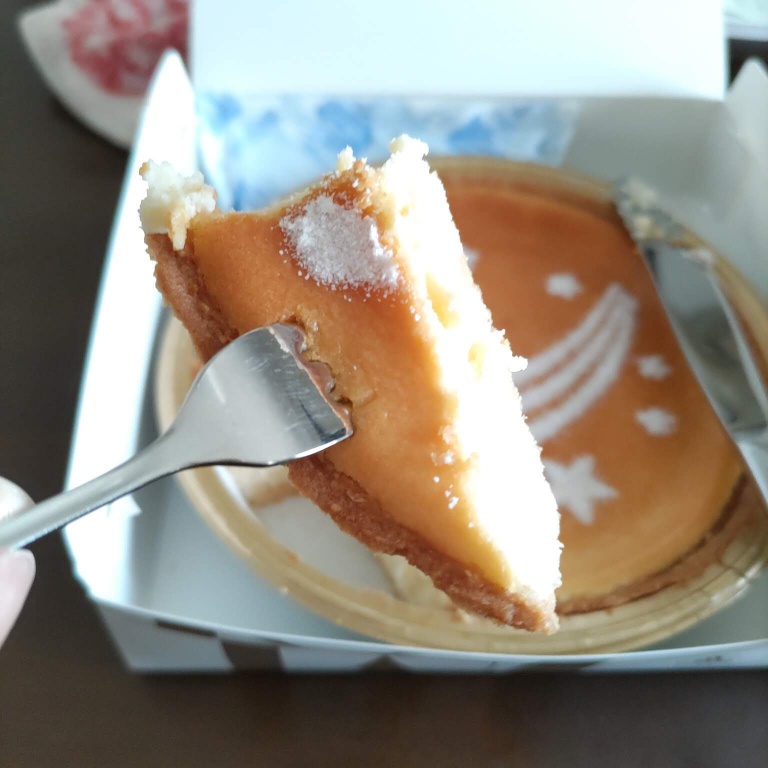 切った七夕デンマーククリームチーズケーキをフォークで突き刺した写真画像