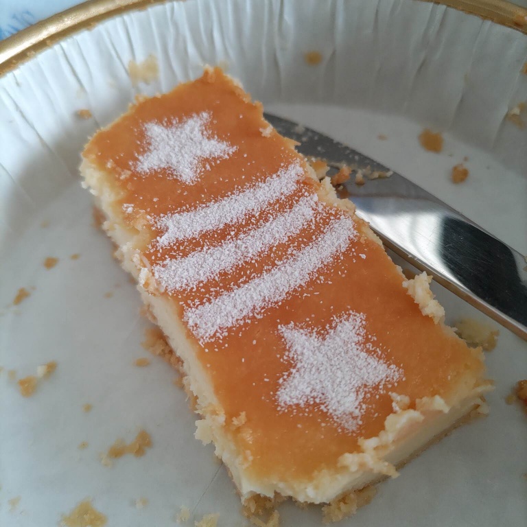 砂糖で描かれた彦星と織姫の部分を残した七夕デンマーククリームチーズケーキ