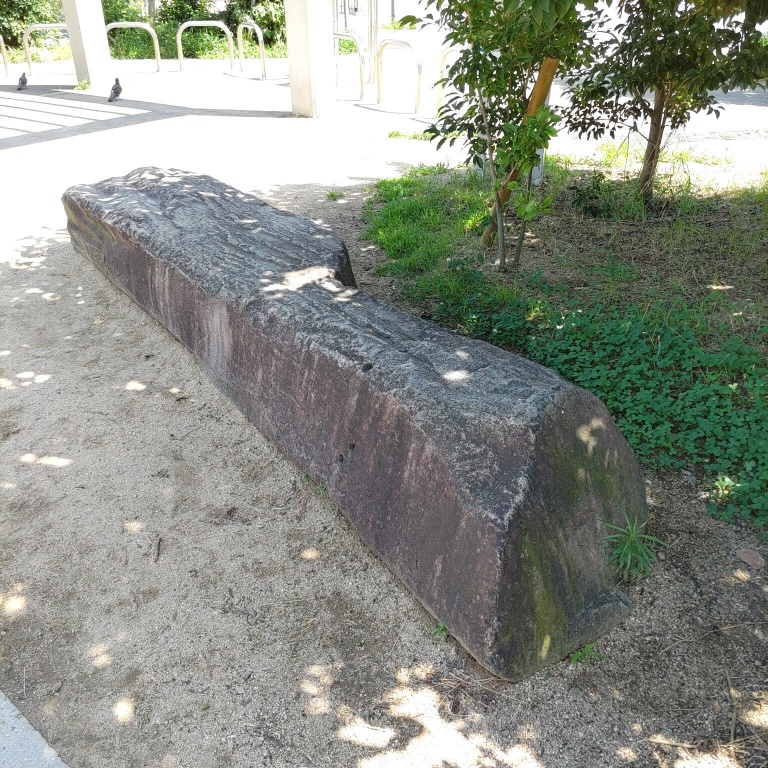 松本通３丁目にある川池公園に横たわっている石柱